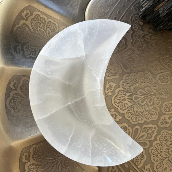 Crescent shape selenite bowl - Picture 4 of 5